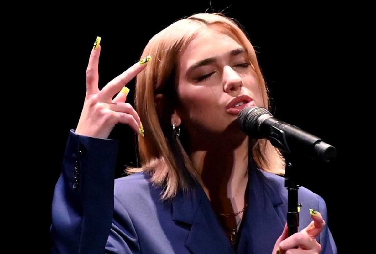 Dua Lipa 'conquistó' a muchos aficionados a los perros. (AFP)