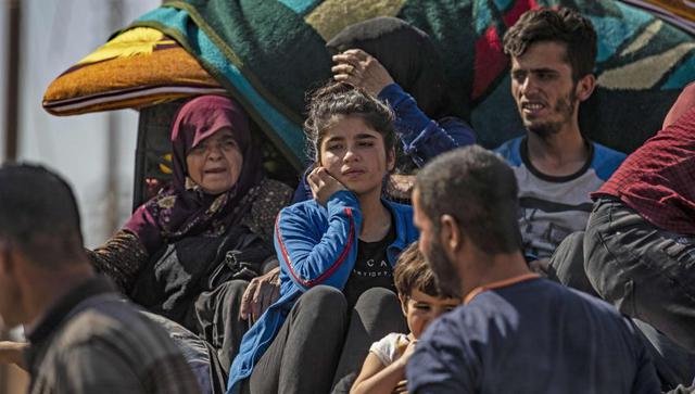 Los civiles huyen del avance de las fuerzas turcas contra los kurdos en Siria. (Foto: AFP).