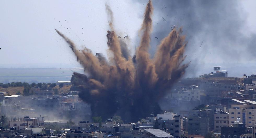 El humo se eleva tras los ataques aéreos de este jueves de parte de Israel contra un edificio en la ciudad de Gaza. (Foto: AP / Hatem Moussa)