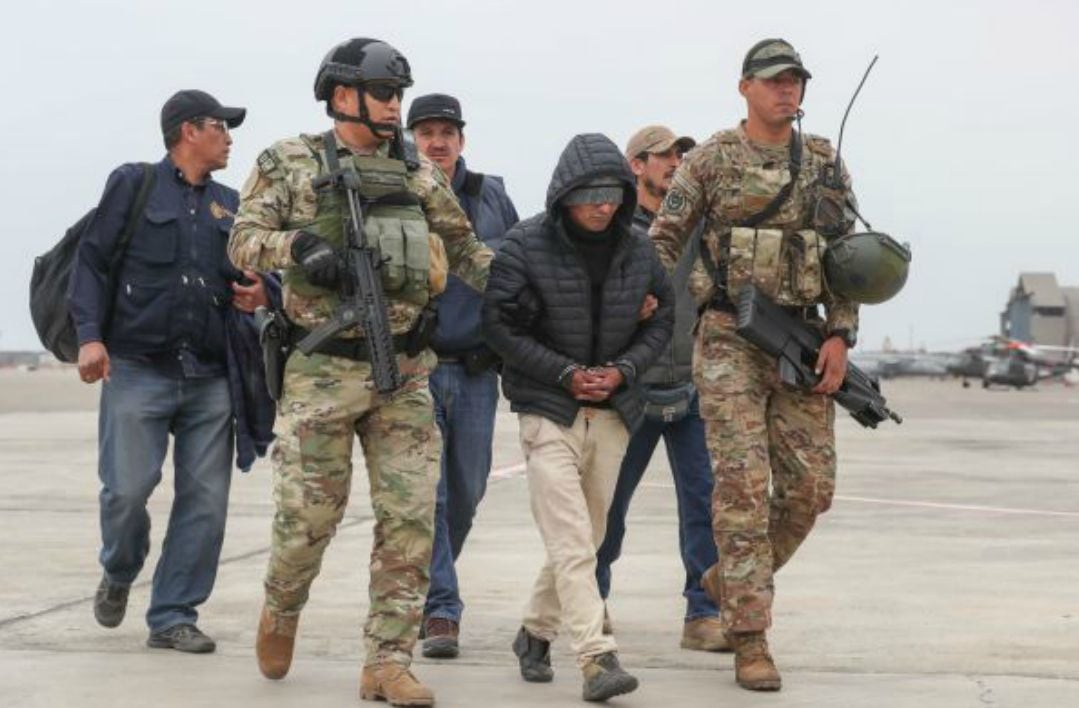 El sábado pasado, el mando de Sendero Luminoso ‘Julio Chapo‘ fue trasladado de Huancayo al Grupo Aéreo 8 (Callao) en medio de un fuerte cordón de seguridad. Deberá responder por muchos crímenes. (Foto: Andina)