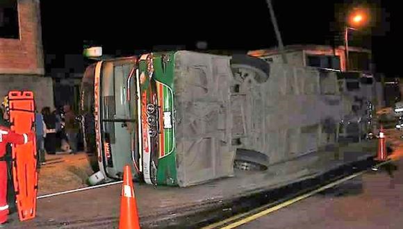 Según las investigaciones, el bus habría sufrido una avería en los frenos, lo que precipitó su despiste y caída a la altura del sector Talaneo-El Porvenir, en Nuevo Progreso (Foto: Andina)