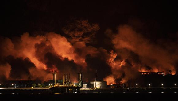 Las llamas y el humo se elevan de un incendio masivo en un depósito de combustible provocado por un rayo en Matanzas, Cuba, a primeras horas del 8 de agosto de 2022. (Foto: YAMIL LAGE / AFP)