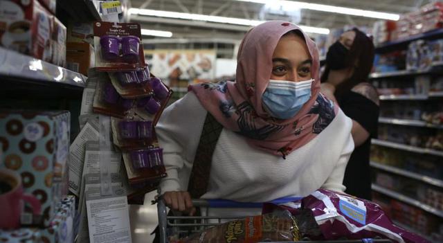 Amirah Ahmed, de 17 años, hace las compras con su familia en un Walmart en Fredericksburg, Virginia. (Foto: Archivo / AP / Jessie Wardarski).