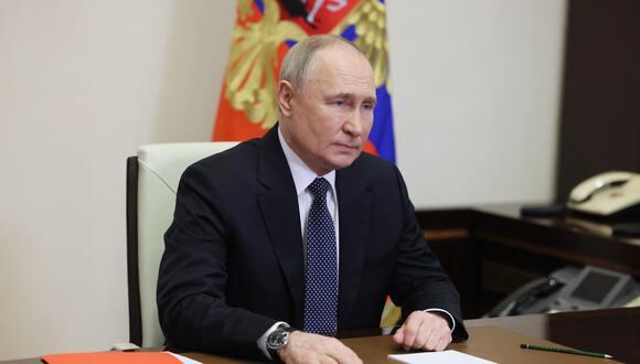 El presidente ruso Vladimir Putin preside una reunión del Consejo de Seguridad a través de un enlace de vídeo en la residencia estatal Novo-Ogaryovo, en las afueras de Moscú, el 15 de marzo de 2024. (Foto de Mikhail METZEL / POOL / AFP )