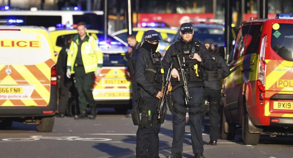La policía británica acordona el lugar del ataque. (Dominic Lipinski/PA via AP).