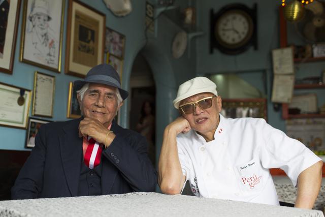 Dos maestros cebicheros juntos: Pedro Solari y Javier Wong en Junio de 2014. (Foto: Richard Hirano)