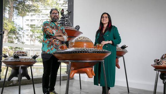 Giuliana Vidarte (lima, 1981) y Christian Bendayán (iquitos, 1973) junto a la Serie “Chomos voladores”, cerámicas de Agustina Valera y Oliver Agustín (Pucallpa).