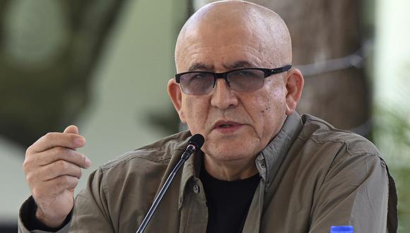 El primer comandante del Ejército de Liberación Nacional (ELN) de Colombia, Antonio García, habla con la prensa, en Caracas, el 4 de octubre de 2022. (Foto de Yuri CORTEZ / AFP)