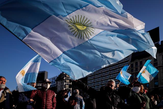 Miles de personas se manifestaron contra el Gobierno de Alberto Fernández en la Ciudad de Buenos Aires pese a la pandemia del coronavirus. (Foto: EFE/Juan Ignacio Roncoroni)