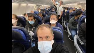 La foto viral de un médico en un avión que llevó a United Airlines a ampliar sus medidas por el coronavirus