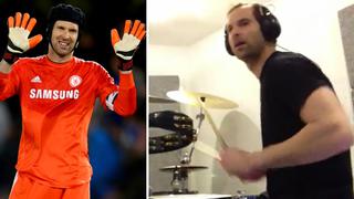 Petr Cech demuestra su gran talento tocando la batería