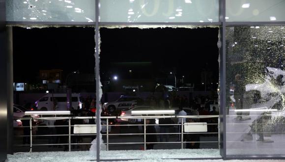 La gente observa los daños causados ​​por un ataque con cohetes, en el aeropuerto de Erbil, Kurdistán iraquí, Irak. (Foto: EFE / EPA / GAILAN HAJI).