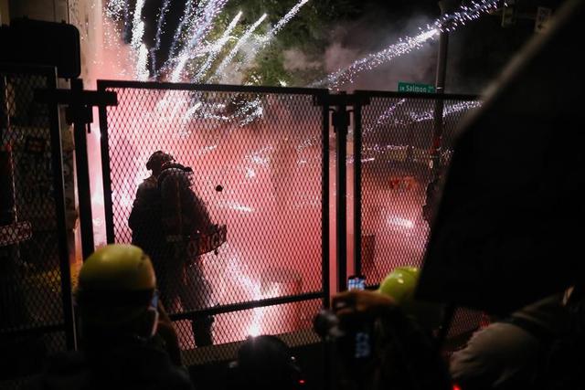 Agentes federales y de la policía local se enfrentan a manifestantes durante una protesta del movimiento Black Lives Matter en Portland, Oregon, Estados Unidos, en la noche del sábado. (EFE/ David Swanson).