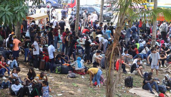 Imagen referencial de migrantes que permanecen en un puesto de control mientras esperan soluciones a su situación migratoria, el 16 de mayo en Tapachula (México) | Foto: EFE/Juan Manuel Blanco