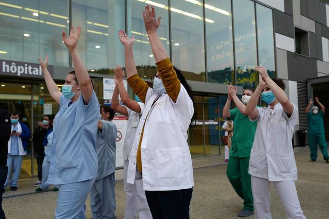 El personal médico bailó frente al hospital universitario Pasteur (CHU) como parte de un tributo diario a los trabajadores de la salud que luchan contra el nuevo coronavirus (COVID-19), en la ciudad de Niza, al sur de Francia. (AFP/VALERY HACHE).