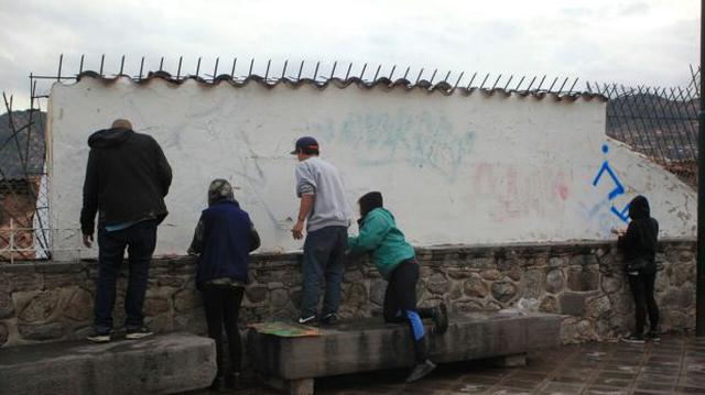 Cusco: turistas limpian pintas que hicieron en centro histórico - 2