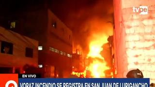 SJL: incendio de grandes proporciones destruye fábrica de productos químicos y se expande a casas contiguas
