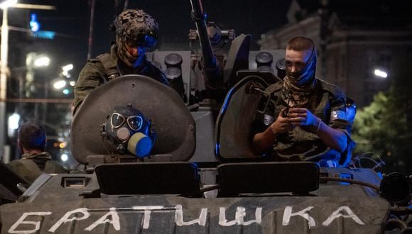Los miembros del Grupo Wagner miran desde un vehículo militar con el cartel que dice "Hermano" en Rostov del Don a última hora del 24 de junio de 2023. (Foto de Roman ROMOKHOV / AFP).