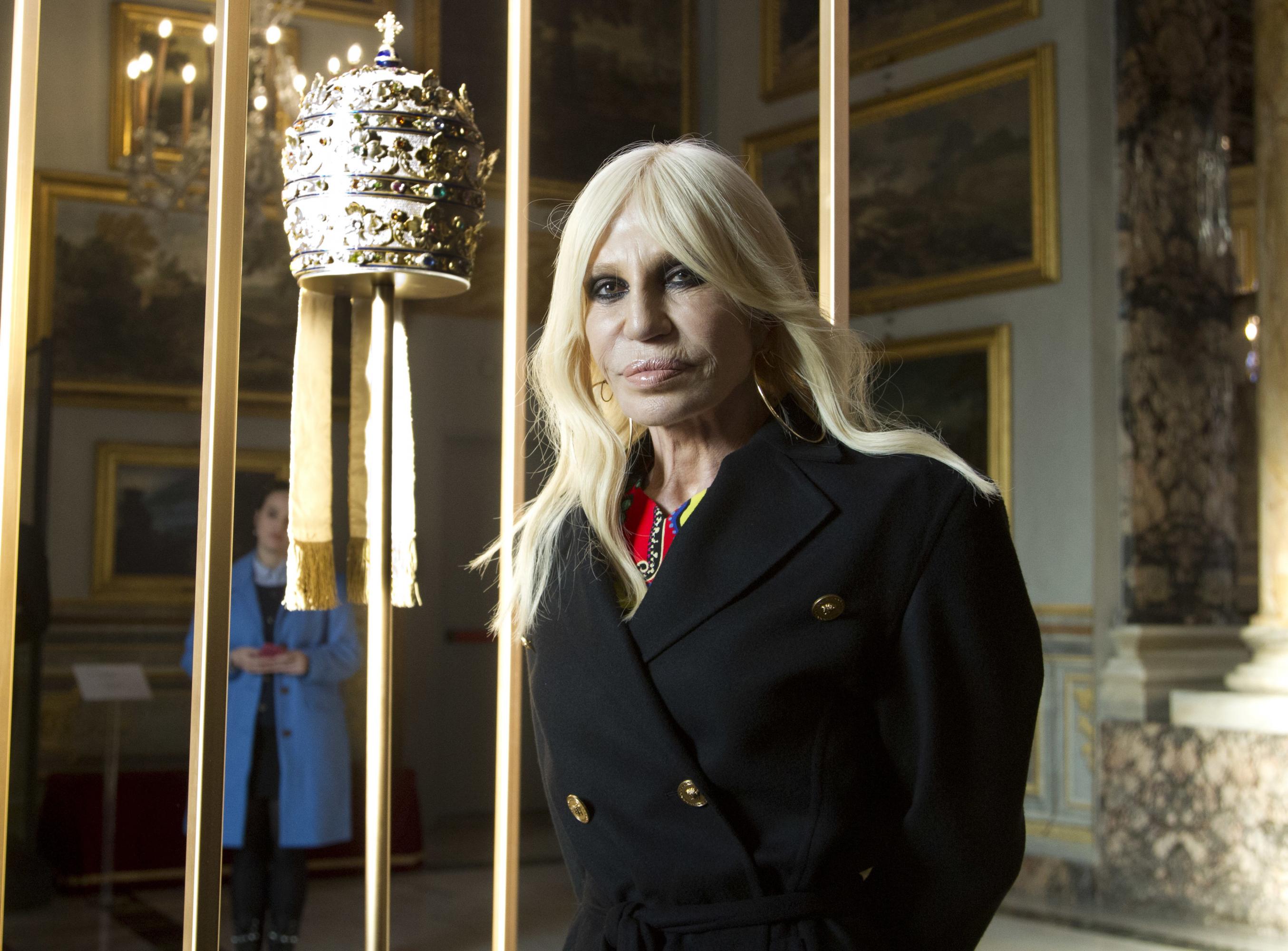 Donatella Versace junto a una tiara del papa Pío IX en Roma. el Vaticano ha prestado varias reliquias para la exhibición en torno a la MET Gala. (Foto: AP)