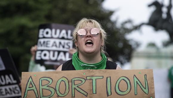 Un activista por el derecho al aborto grita durante una manifestación frente a la Casa Blanca en Washington, DC el 9 de julio de 2022. - La Corte Suprema de los Estados Unidos anuló el histórico fallo Roe v. Wade de 1973 que reconocía el derecho constitucional de las mujeres al aborto, lo que provocó protestas en todo el país. (Foto de ROBERTO SCHMIDT / AFP)