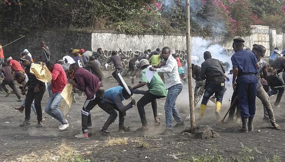 Los manifestantes chocan con la policía durante una protesta contra la fuerza de mantenimiento de la paz de las Naciones Unidas (MONUSCO) desplegada en la República Democrática del Congo en Sake, a unos 24 kilómetros (15 millas) al oeste de Goma.
