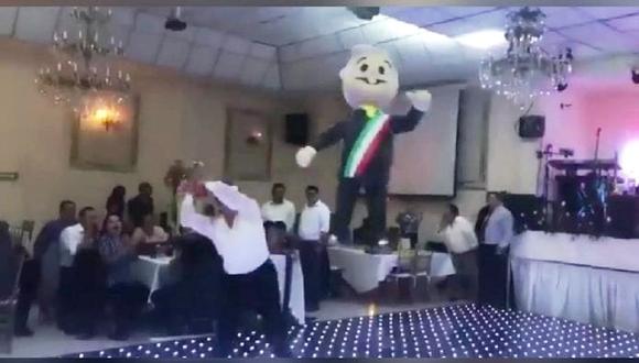 En el video, que se hizo viral en las redes sociales, se aprecia a Guadalupe Almaguer, diputada mexicana, golpeando al muñeco que vestía traje y portaba la banda presidencial. (Captura)