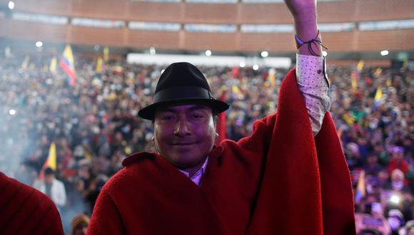 Leonidas Iza, líder de la organización indígena CONAIE celebra tras firmar un acuerdo entre organizaciones indígenas y el gobierno, en medio de protestas indígenas contra el gobierno del presidente de Ecuador Guillermo Lasso y el alto costo de vida, en Quito, Ecuador.