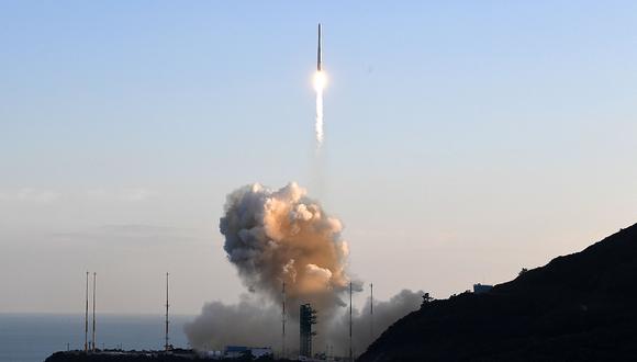 El primer cohete espacial de producción propia de Corea del Sur "Nuri" se lanza en el Centro Espacial Naro en Goheung en la provincia de Jeolla del Sur, 473 kilómetros al sur de Seúl el 21 de octubre de 2021. (Foto de YONHAP / AFP)