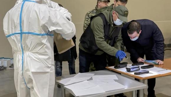 Investigadores rusos examinando municiones dentro de la sala de conciertos Crocus City Hall después de un ataque terrorista en Krasnogorsk, afuera Moscú, Rusia, 23 de marzo de 2024. EFE/EPA/COMITÉ DE INVESTIGACIÓN RUSO