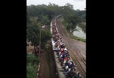 India: mira cómo cientos de personas viajan sobre el techo de un tren | VIDEO 