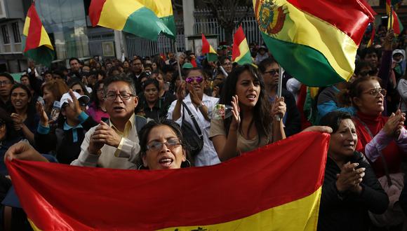 Mientras las manifestaciones siguen escalando en Bolivia impulsados por la oposición que denuncia un fraude electoral, el Gobierno de Evo Morales responde llamando a “cercar las ciudades”. El escenario, asegura un experto, podría degenerar en una lucha entre “criollos e indígenas”, reviviendo antiguas heridas en el país altiplánico. (AP)