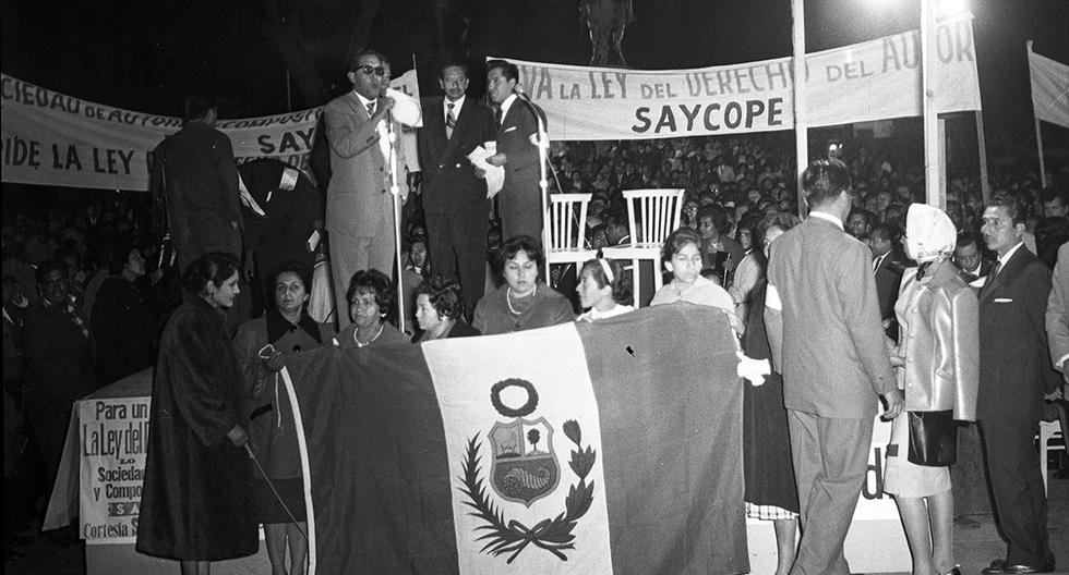 Serenata organizada por compositores peruanos en las afueras del Congreso. Postal del 14 de junio de 1961. Foto: GEC Archivo Histórico