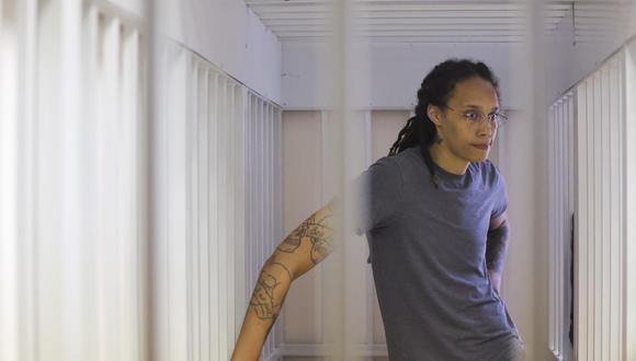 La jugadora de baloncesto de EE.UU. Brittney Griner espera el veredicto de una audiencia judicial en Khimki, en las afueras de Moscú, el 4 de agosto de 2022. (Foto: EVGENIA NOVOZHENINA / POOL / AFP)