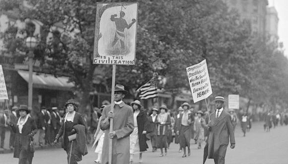 Esta imagen del 24 de junio de 1922 muestra a manifestantes afroamericanos marchando en las calles de Washington DC, en una protesta silenciosa para que no haya más linchamientos a personas negras. (Foto: Getty Images)