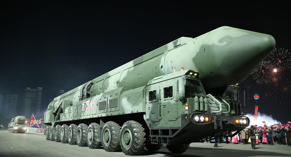 Una maqueta de lo que los analistas creen que es un nuevo misil balístico intercontinental de combustible sólido de Corea del Norte desfila en Pyongyang el miércoles por la noche. (AFP).