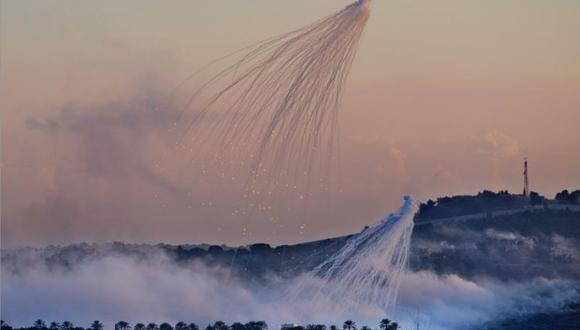 Esta imagen, captada el 16 de octubre pasado en la aldea de Dhayra, muestra la típica nube de humo con forma de pulpo que ocasionan este tipo de municiones tóxicas. (AP).