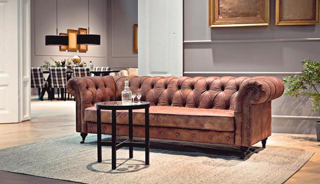 Sofá Chesterfield (Inglaterra). Es un sofá ideal para entornos clásicos, pero también para ambientes más informales, como el industrial, si lo combinas con una mesa de centro de metal reciclado. (Foto: Dewall Design /Alemania)