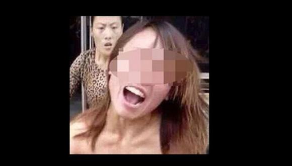 China: desnudan y atacan a amantes en plena calle