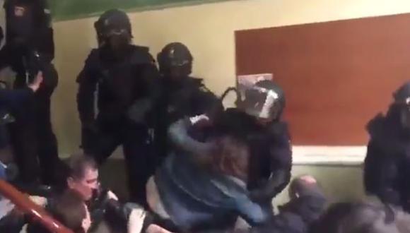 Cataluña: Policía se enfrenta a civiles para impedir referéndum. (Captura: video de Twitter)