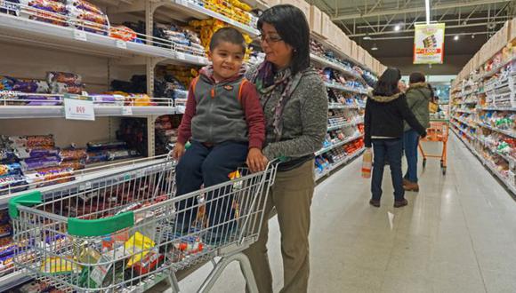 Luz Curin dice que no tiene otra opción a comprarle galletas a su hijo. "Me lo obliga el mercado", asegura. Presionar el mercado es el objetivo de la ley. (Foto: BBC Mundo)