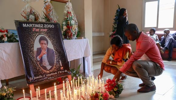 Foto tomada el 23 de enero de 2023, cuando los dolientes colocan velas en una sala de radio de amplitud FM donde se ha colocado un retrato del periodista Martínez Zogo para rendirle homenaje, en el distrito Elig Essono en Yaund. (Foto: Daniel Beloumou Olomo / AFP)