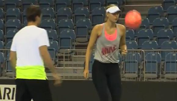 YouTube: María Sharapova se divirtió dominando balón de fútbol