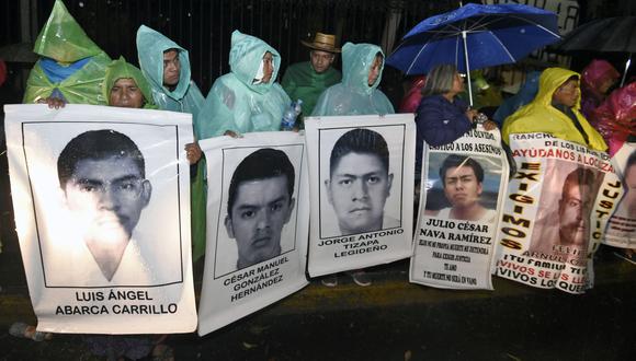 Padres y familiares de los 43 estudiantes desaparecidos durante enfrentamientos con la policía local en la ciudad de Iguala, estado de Guerrero, exigen justicia durante una protesta en Nochebuena en las afueras de Los Pinos.