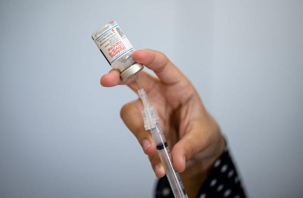 In this photo taken on October 14, 2021, a medical staff member prepares a syringe with a vial of Moderna coronavirus vaccine at a New York clinic.  (ANGELA WEISS / AFP).