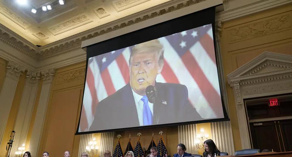 Un video del expresidente Donald Trump se muestra en una pantalla, mientras el comité selecto de la Cámara de Representantes que investiga el asalto al Capitolio celebra su reunión final. (Foto AP/ J.Scott Applewhite).