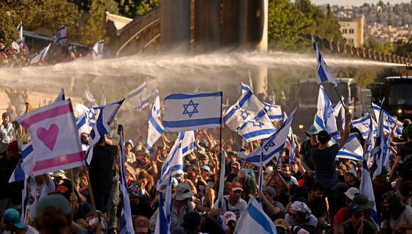 Las fuerzas de seguridad israelíes utilizan un cañón de agua para dispersar a los manifestantes que bloquean la entrada de la Knesset, el parlamento de Israel, en Jerusalén el 24 de julio de 2023. (Foto de HAZEM BADER / AFP)