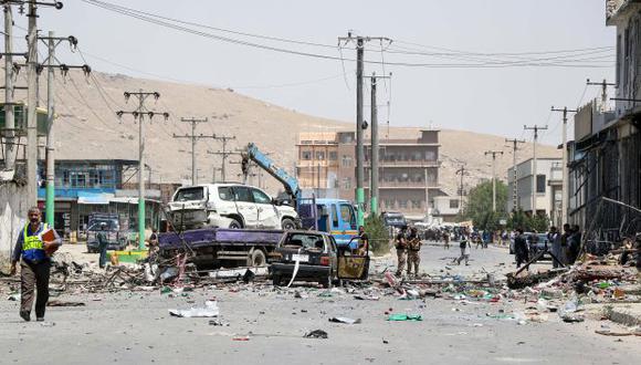 El portavoz talibán reivindicó el ataque en su cuenta de Twitter. En la foto, personal de seguridad afgano retira un vehículo dañado luego de un atentado suicida en Kabul. (Foto referencial: AFP)