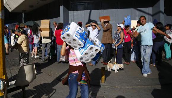 Venezuela: Imputan a 11 personas por tomar fotos a las colas