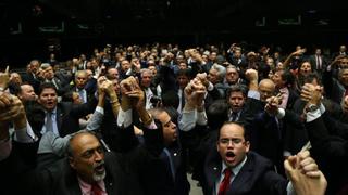 Diputados piden a gritos la renuncia de Dilma Rousseff