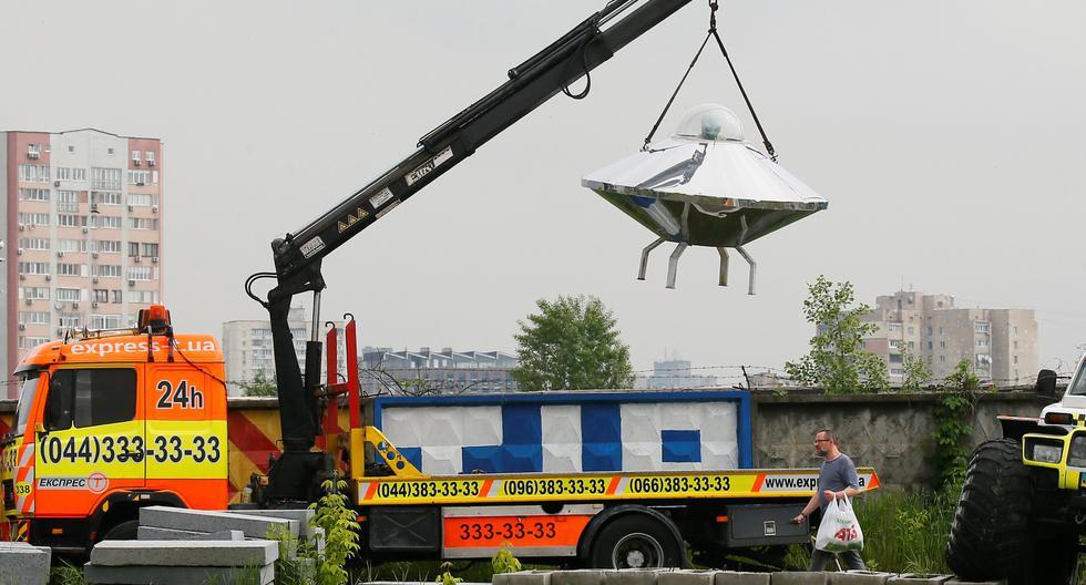 Una nave espacial utilizada para una publicidad es trasladada a otro lugar en Ucrania. REUTERS